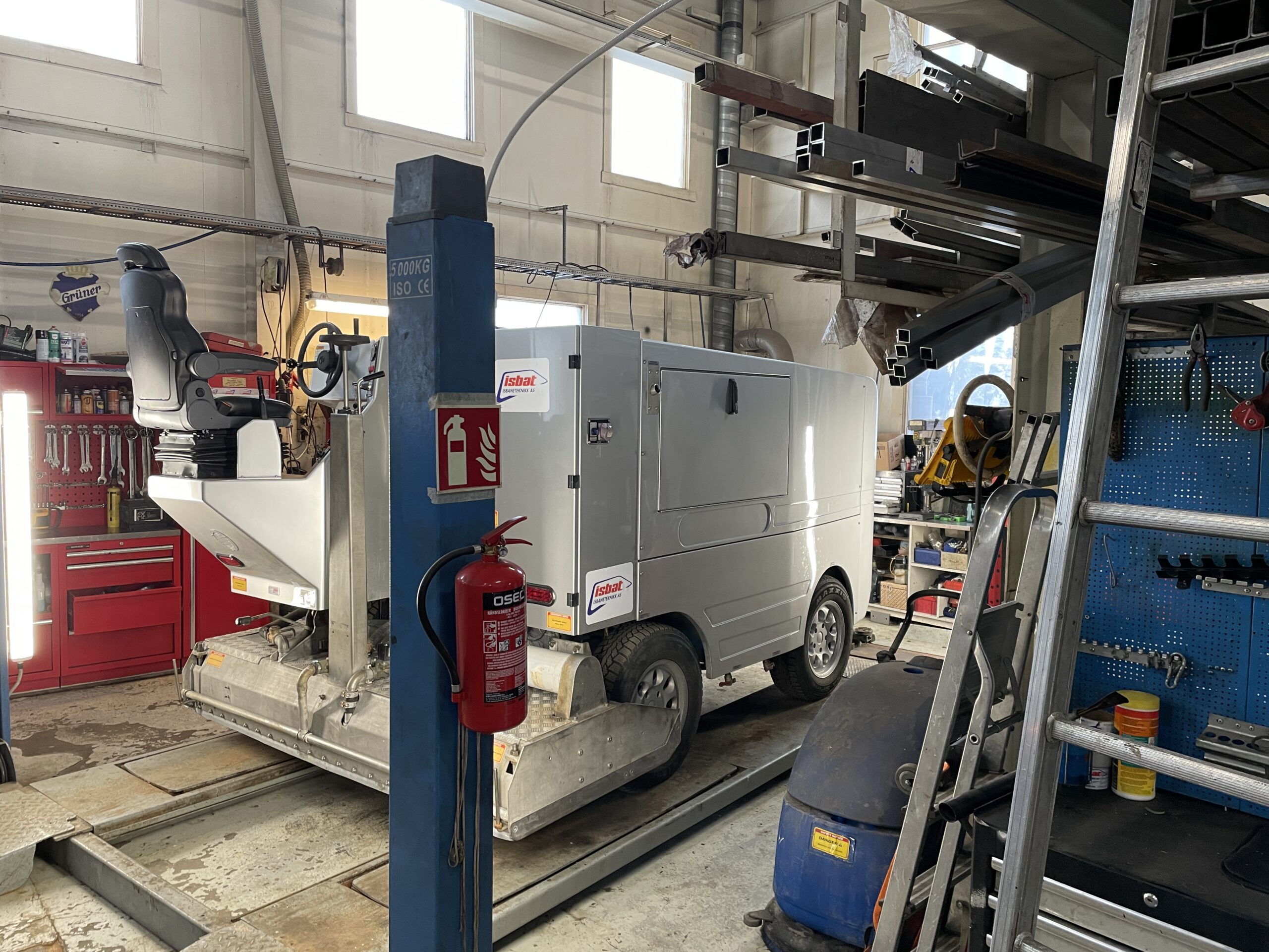 Ismaskin på løftebukk i Isbaneteknikk verksted