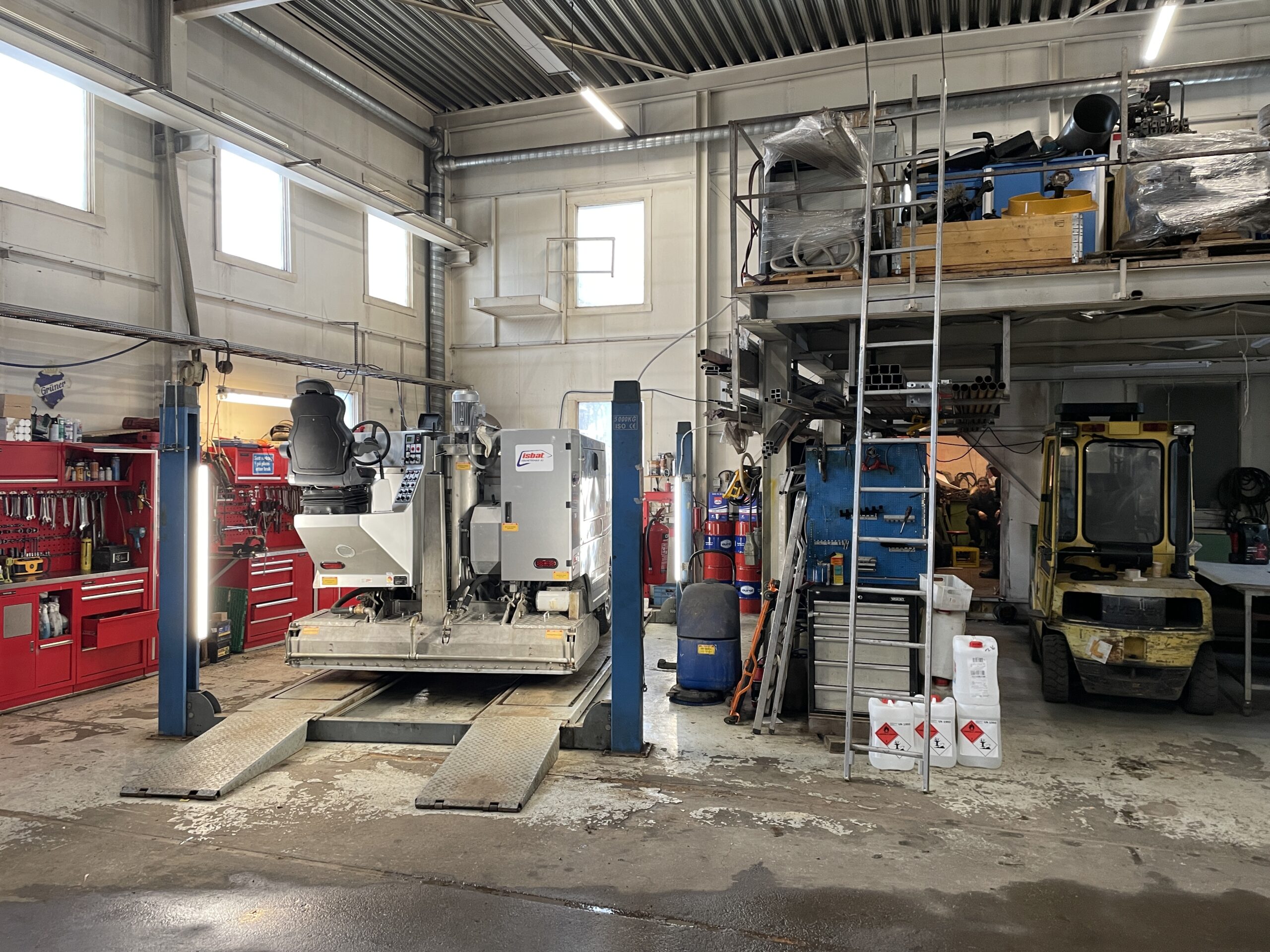 Isbaneteknikk verkstedhall med serviceplass