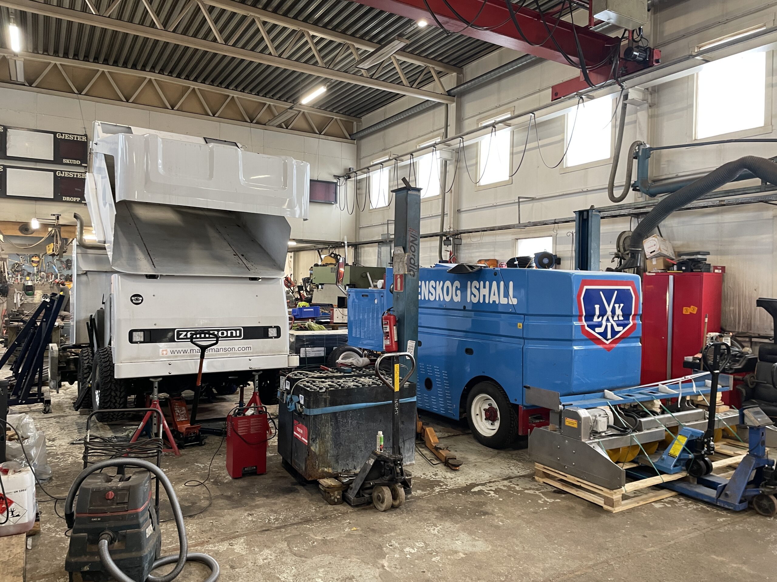 Verkstedsarbeid med isbaneutstyr hos Isbaneteknikk