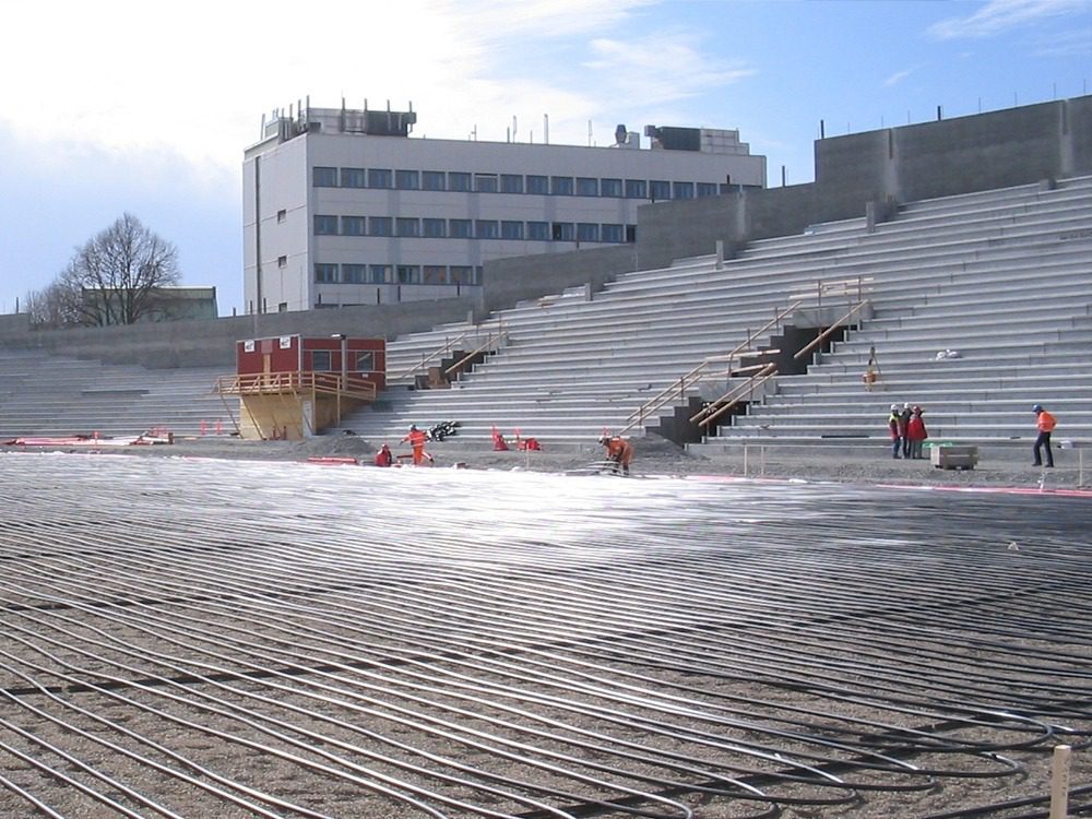 Undervarmerør for kunstisbane under installasjon