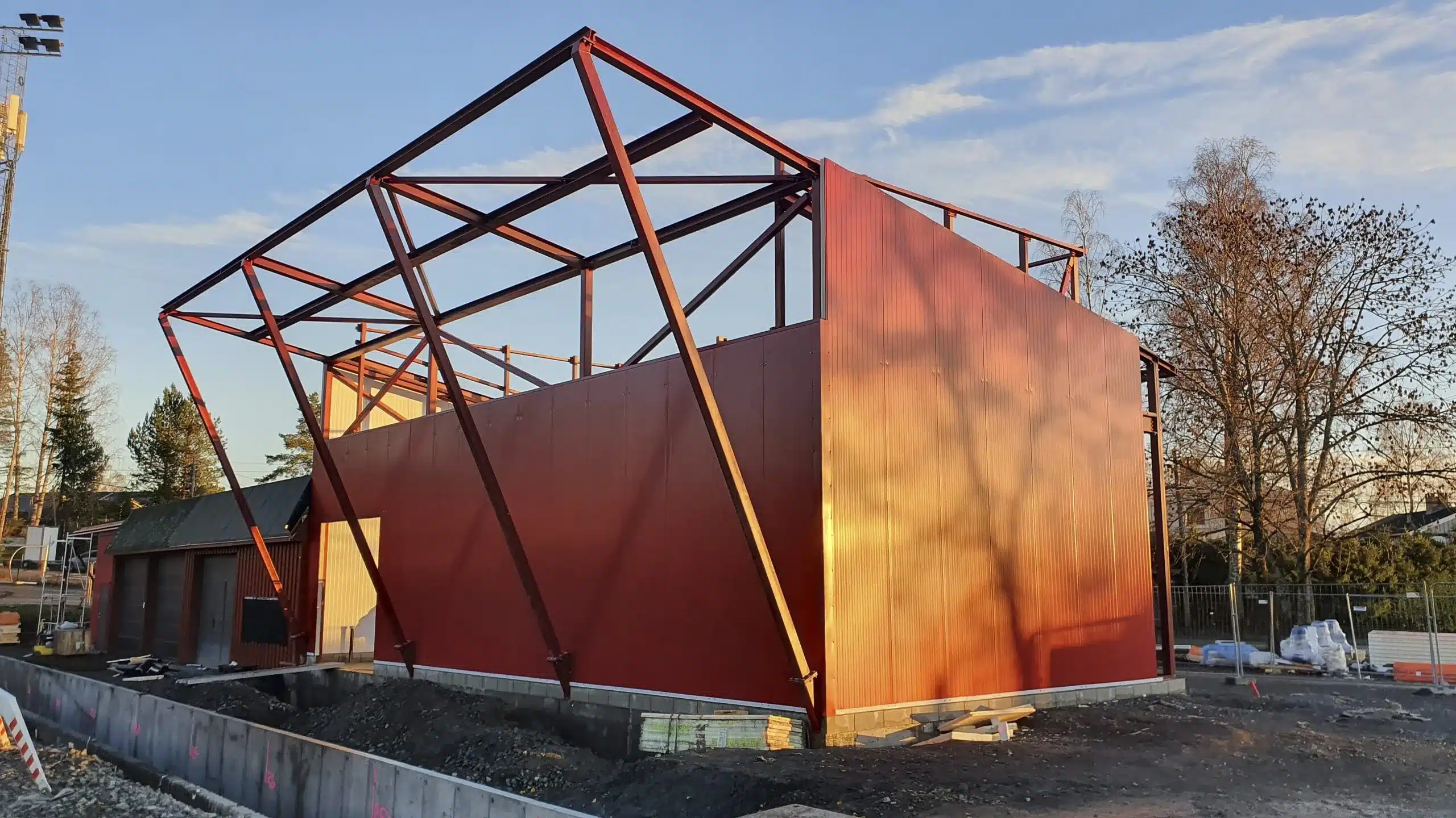 Staalbygg konstruksjonsarbeid for ishall ved Hosle