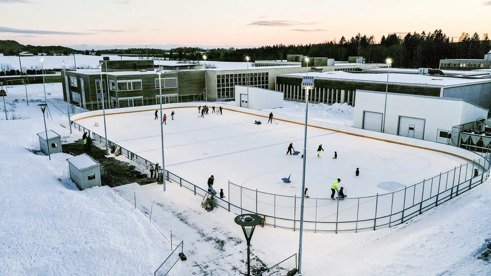 Holmestrand utendors kunstisbane med kveldslys