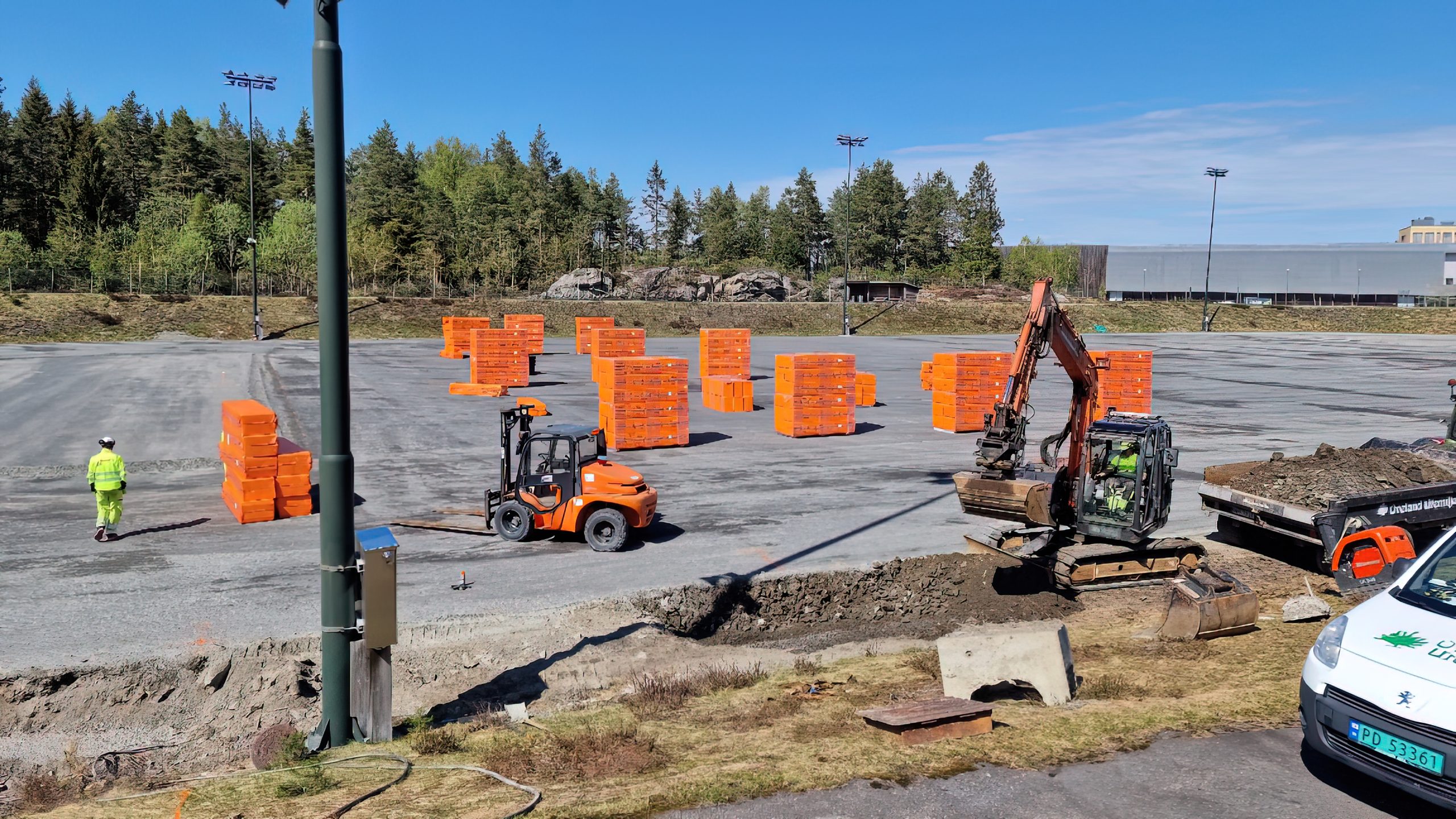 Rehabilitering av kunstisbane med kjoleroor og isbaneroor synlig