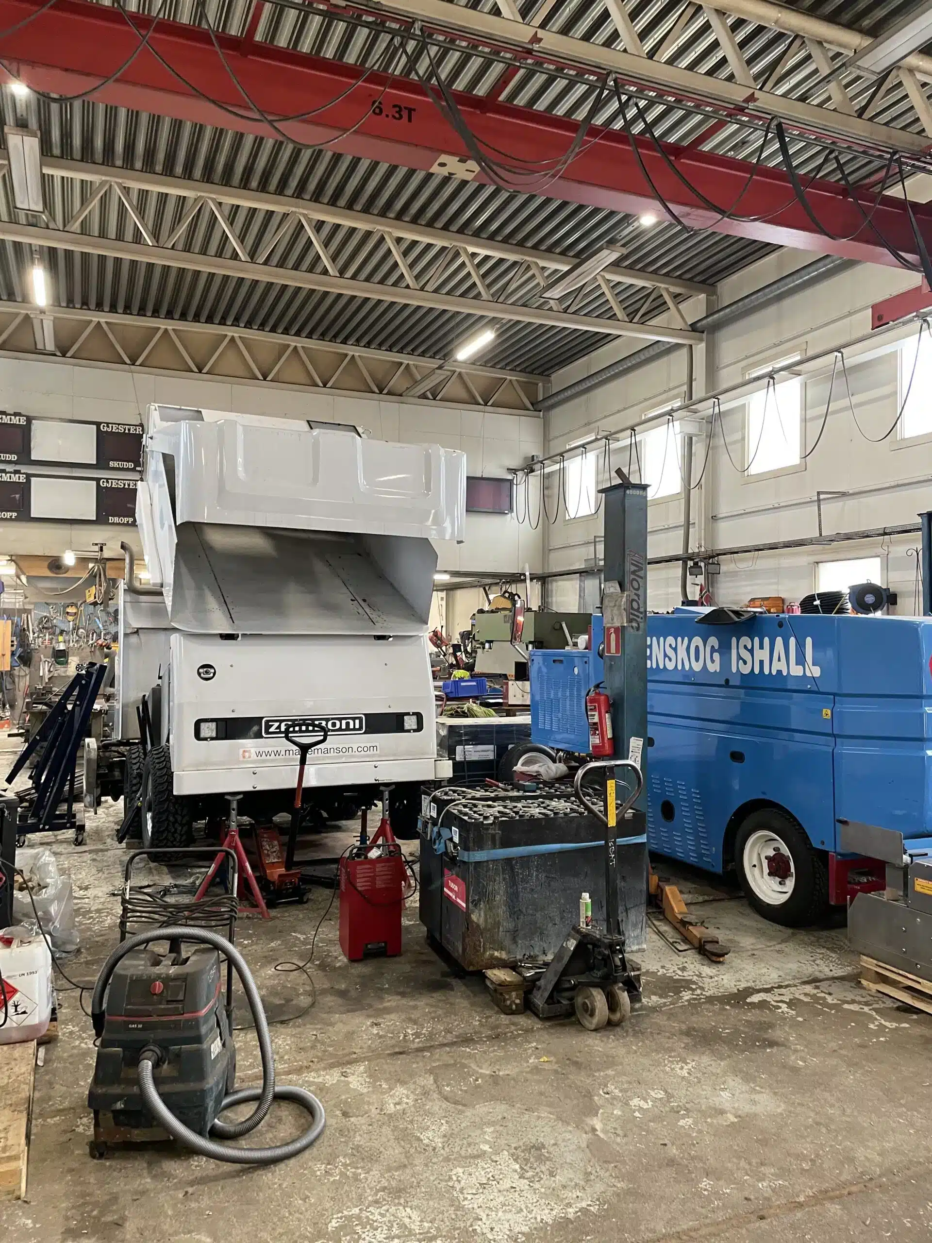 Profesjonell knivsliping av isskjærskniver med presisjonsutstyr hos Isbaneteknikk